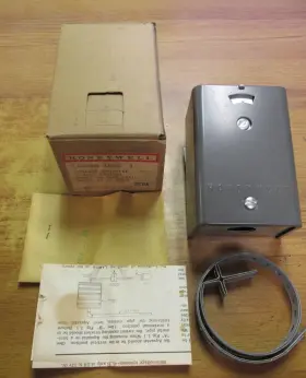 La409a-1008 Honeywell Nib Surface Aquastat 2-wire Control 60-200f Cat# .. Za-151 La409a-1008 Honeywell Nib Surface Aquastat 2-wire Control 60-200f Cat# .. Za-151